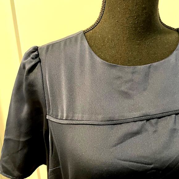 J. Crew 365 women's blouse size 4 short sleeves navy blue key hole back relax - Picture 4 of 4